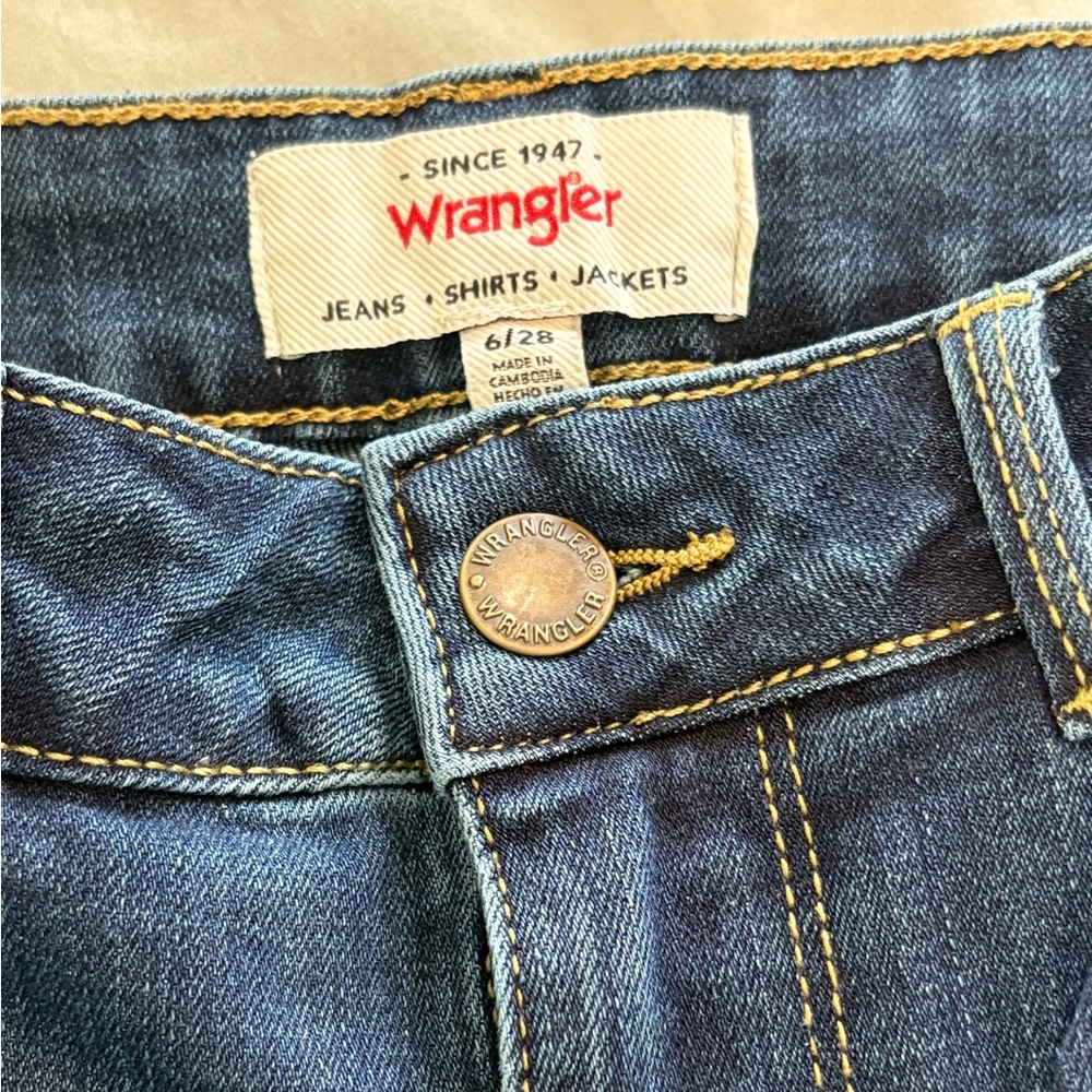 NWT Women’s Wrangler Jeans - Picture 3 of 5